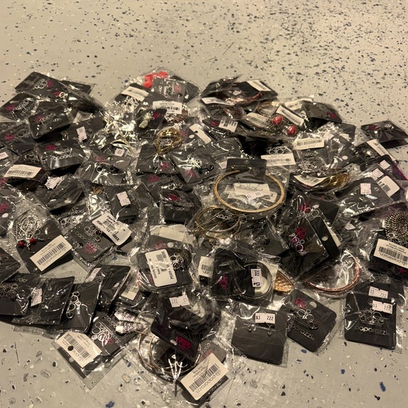 PAPARAZZI: EARRINGS HUGE LOT - Picture 1 of 6